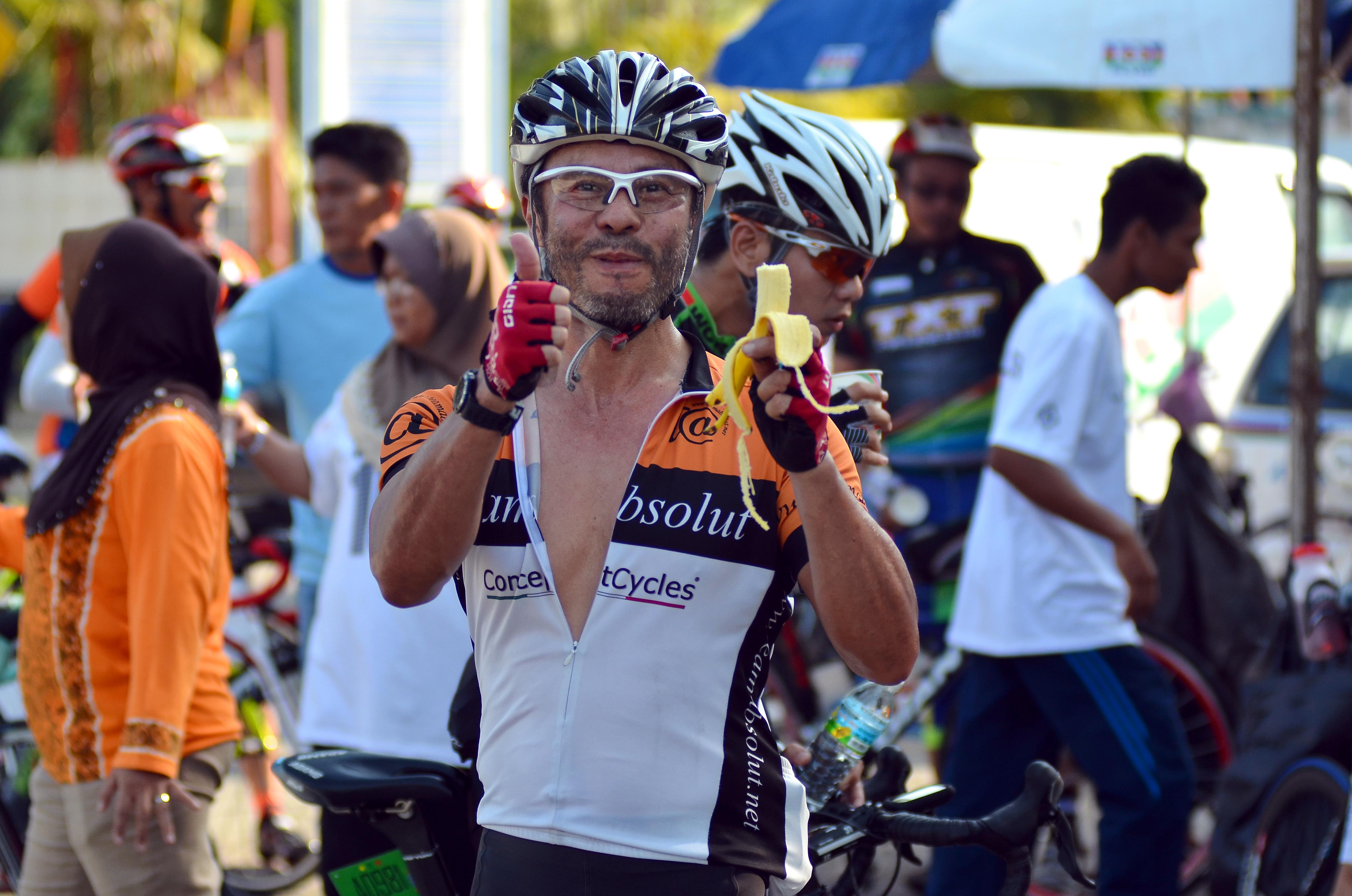 Acyclist enjoying a banana after a long ridelt