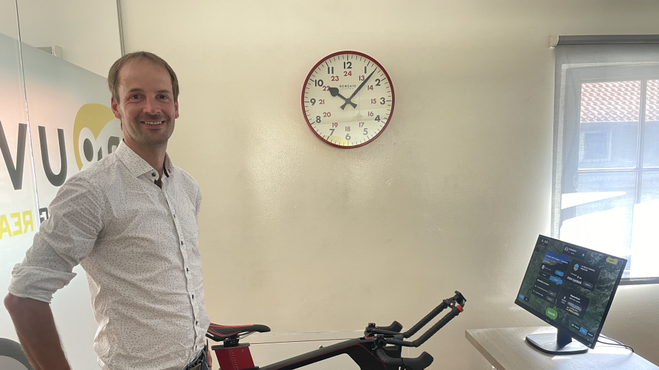 Vyzkoušejte si, jak se jezdí na La Vueltě. Startup z Vimperku propojil cyklotrenažér s reálnými trasami