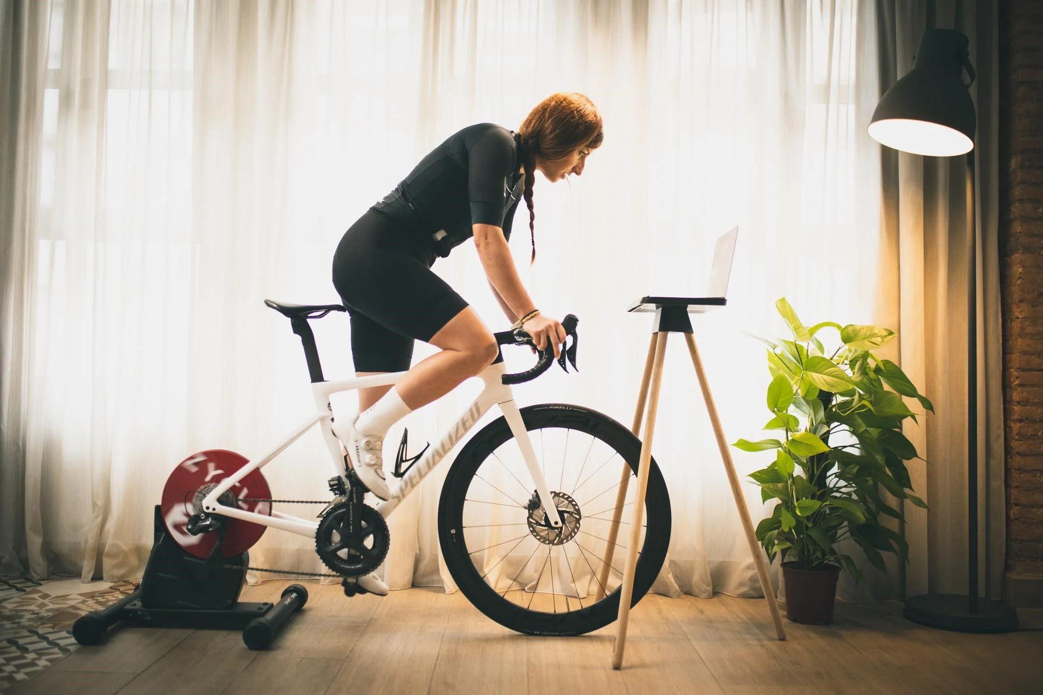 Así puedes mejorar tu rendimiento en ciclismo en pista desde tu simulador