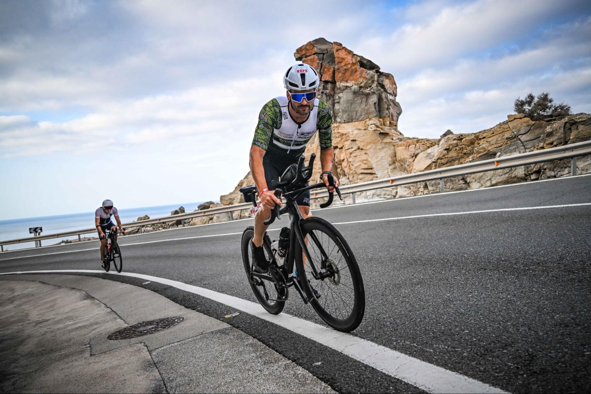 Road bike vs triathlon bike: handling the aero position outdoors
