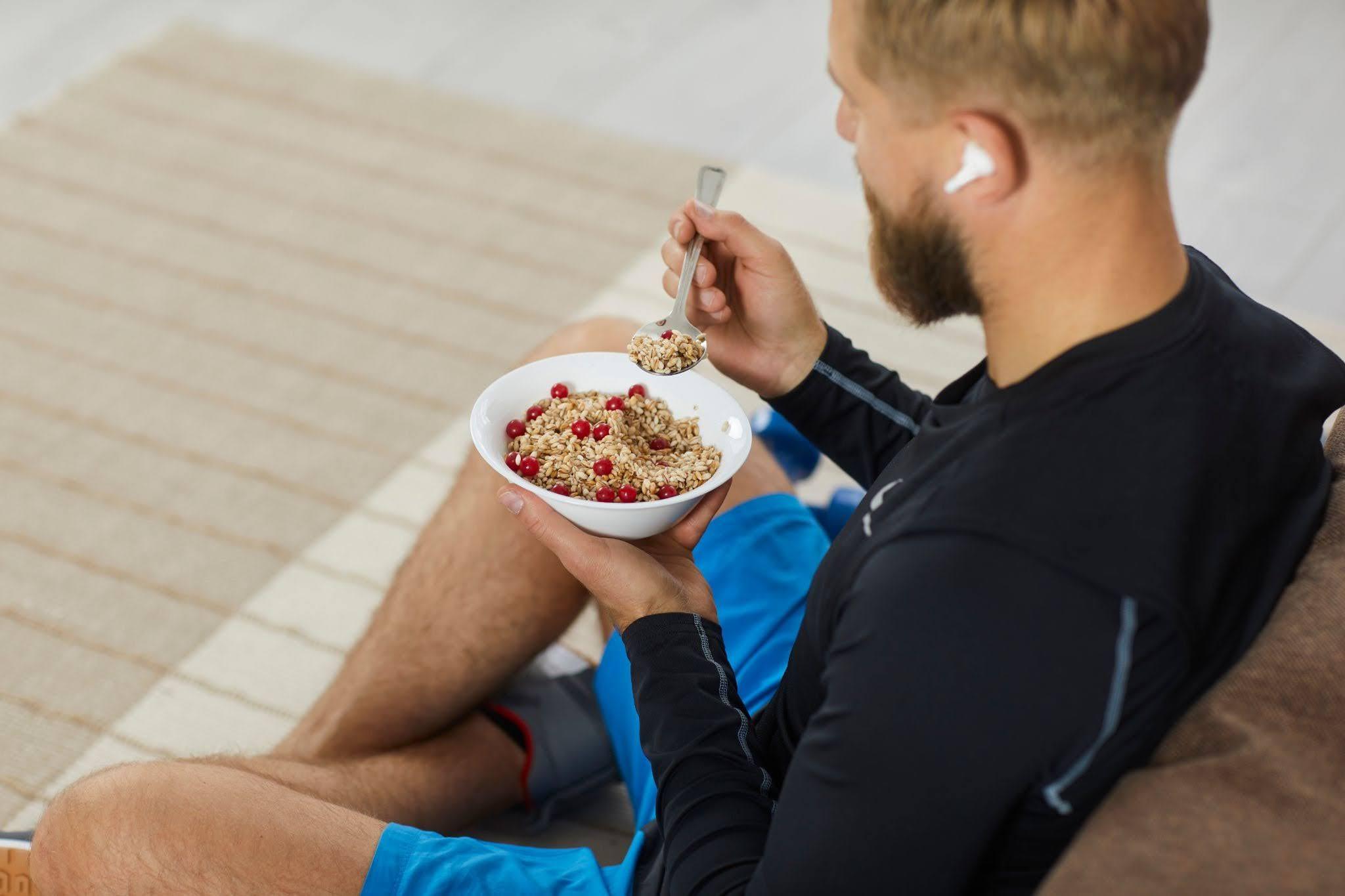 WHAT TO EAT THE DAY BEFORE A RACE: A PRACTICAL PRE-RACE NUTRITION GUIDE FOR CYCLISTS AND TRIATHLETES