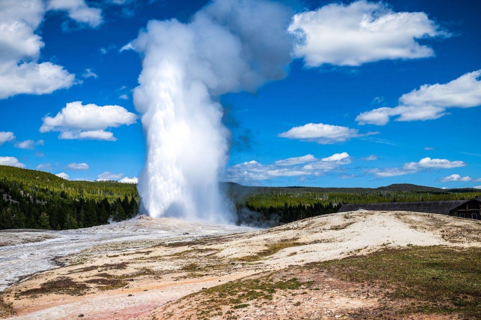 The Old Faithful geyser.jpg