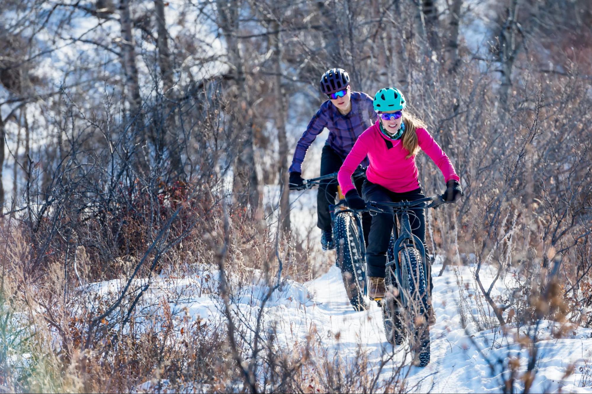 Cyclist riding in cold winter conditions – how not to lose fitness over winter