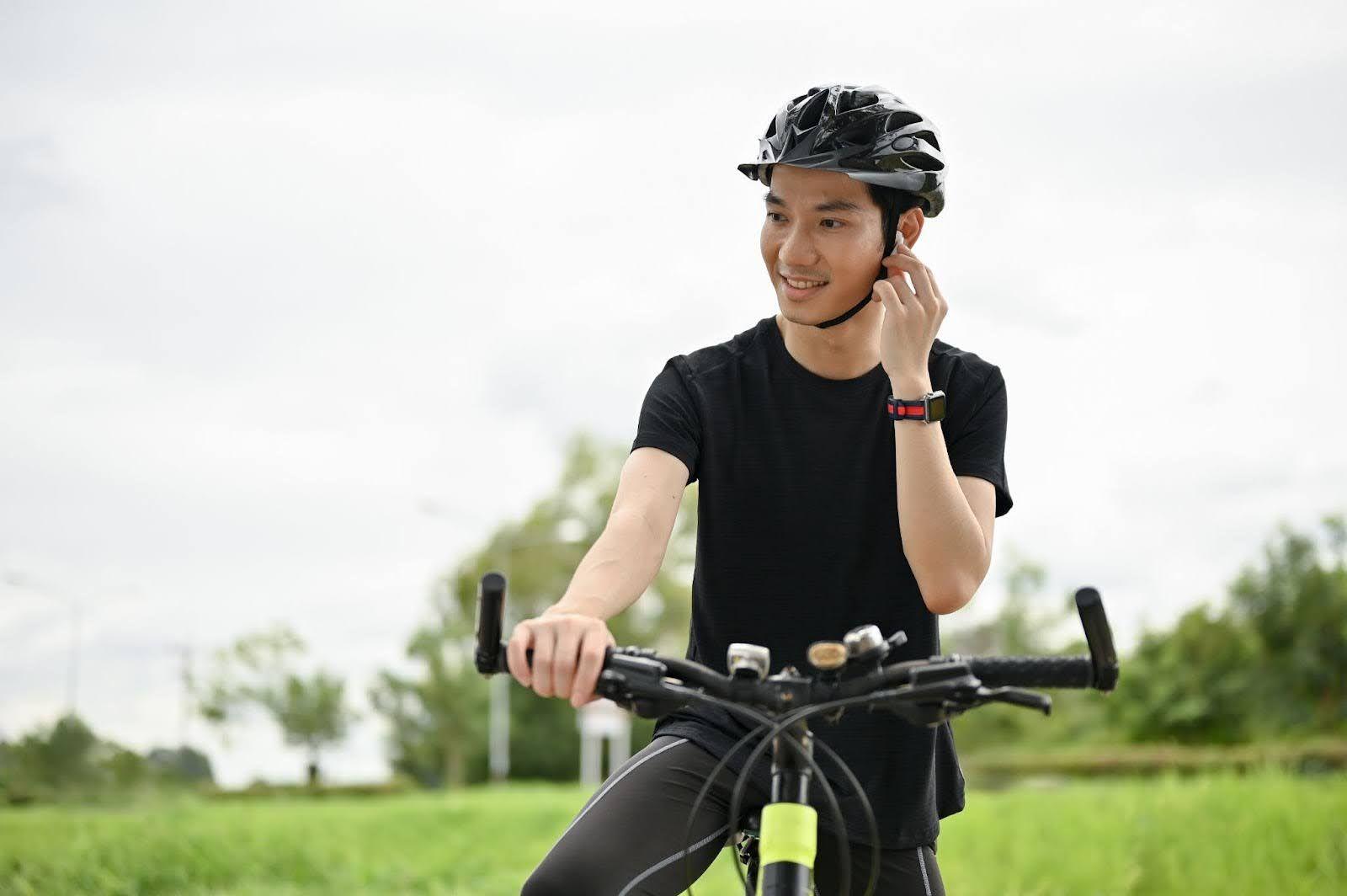Cycling with headphones: How to choose + tips for safe riding