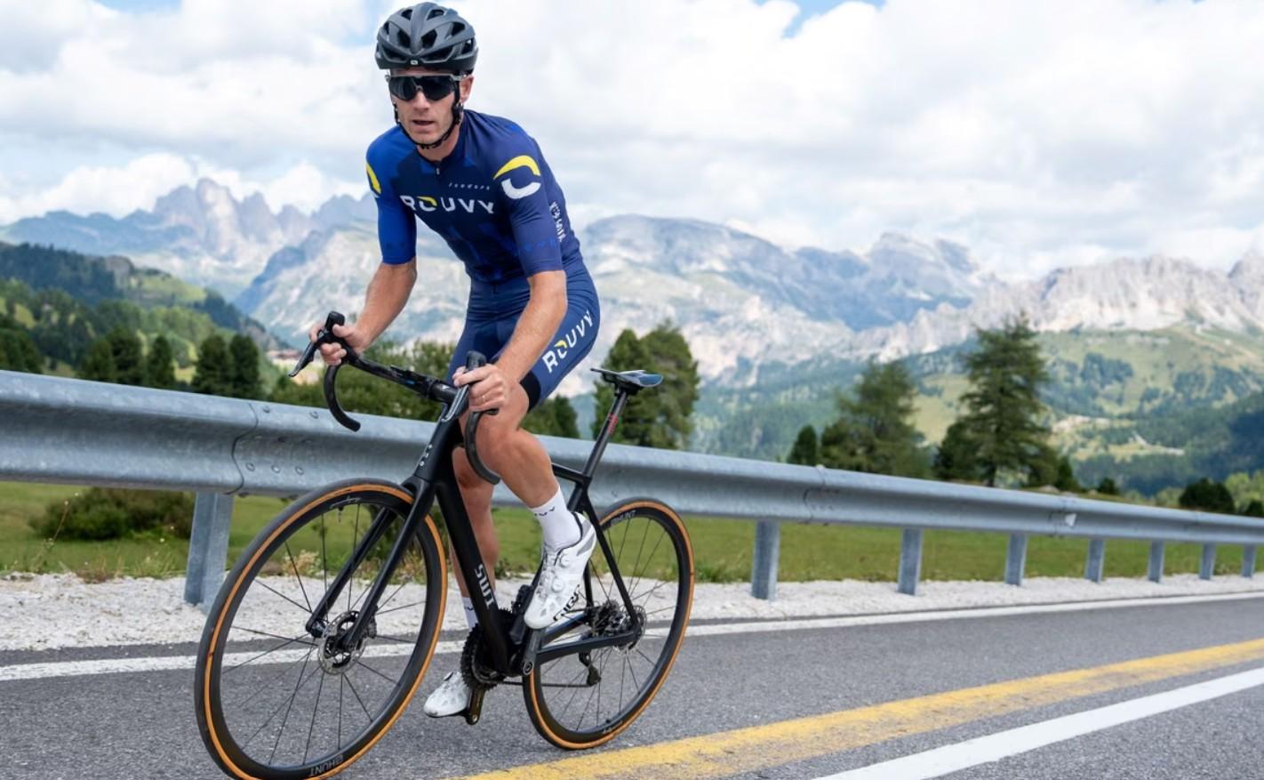 Custom cycling jerseys for clubs: ROUVY x Kalas cycling kit